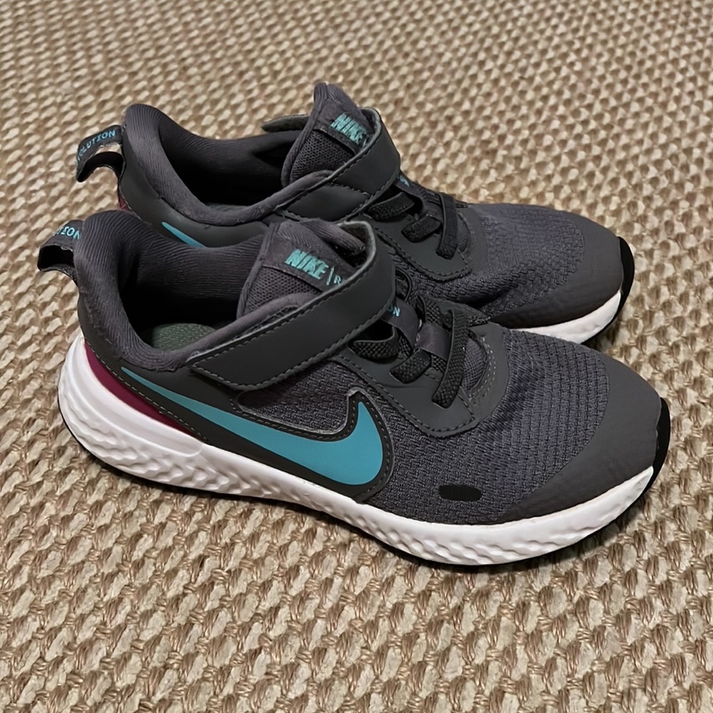 Nike girls tennis shoes